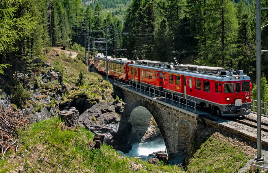 Trenino Rosso del Bernina Svizzera Cropped